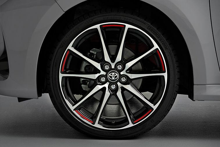 Zbliżenie koła z felgą aluminiową Toyoty.