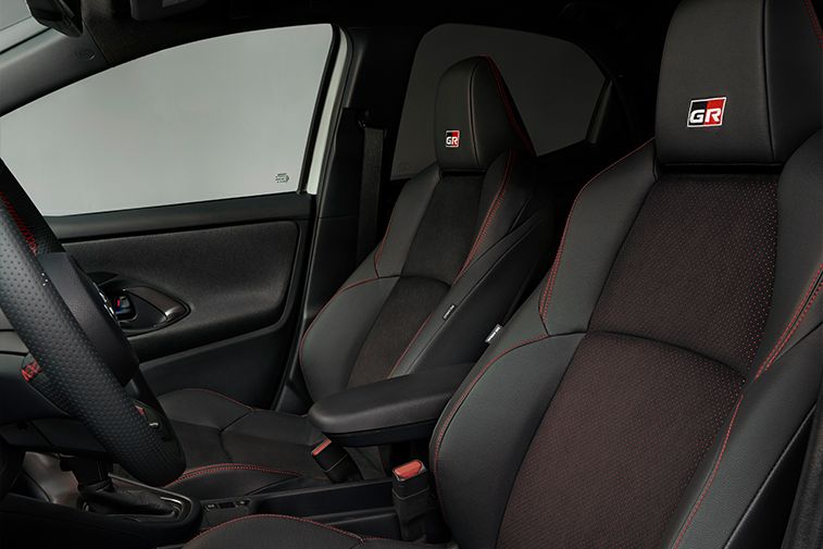 Sportowe fotele kierowcy i pasażera w Toyocie Yaris z logo GR SPORT.