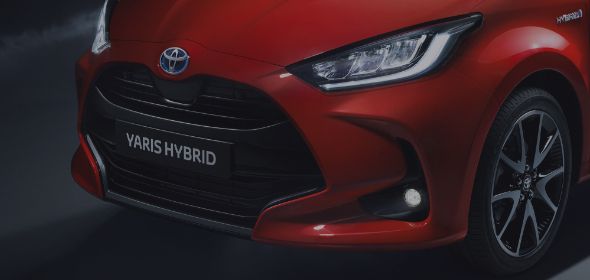 Zbliżenie na przedni grill Toyoty Yaris Hybrid.