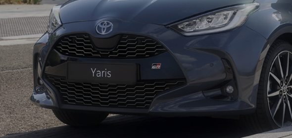 Zbliżenie na przedni grill Toyoty Yaris z logo GR Sport.