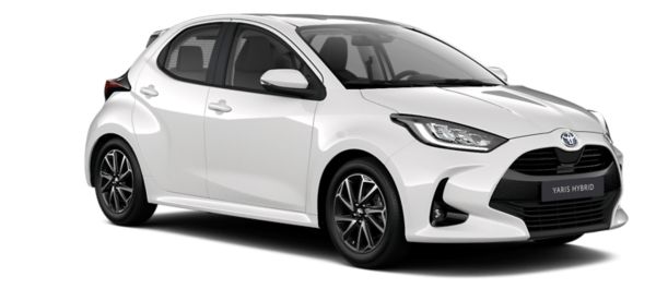 Das Bild zeigt einen weißen Toyota Yaris Hybrid in schräger Vorderansicht vor neutralem Hintergrund