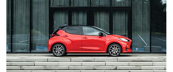 HATCHBACK TOYOTA YARIS NOWYM LIDEREM W EUROPIE