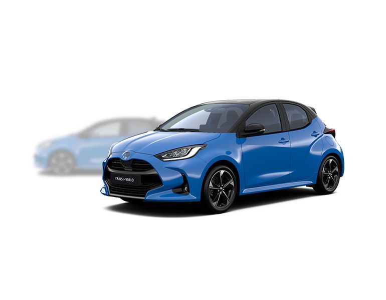 Blauer Toyota Yaris steht diagonal zur Kamera, im Hintergrund ist unscharf ein blauer Yaris zu erkennen