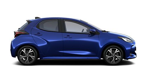 Blauer Yaris steht seitlich auf transparentem Hintergrund