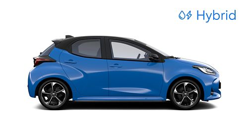 Seitenansicht eines blauen Toyota Yaris Hybrid mit schwarzem Dach und Schriftzug 'Hybrid' in Blau oben rechts.