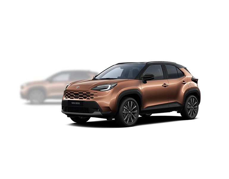 Kupferbrauner Toyota Yaris Cross steht diagonal zur Kamera, im Hintergrund ist unscharf ein kupferbrauner Toyota Yaris Cross zu erkennen