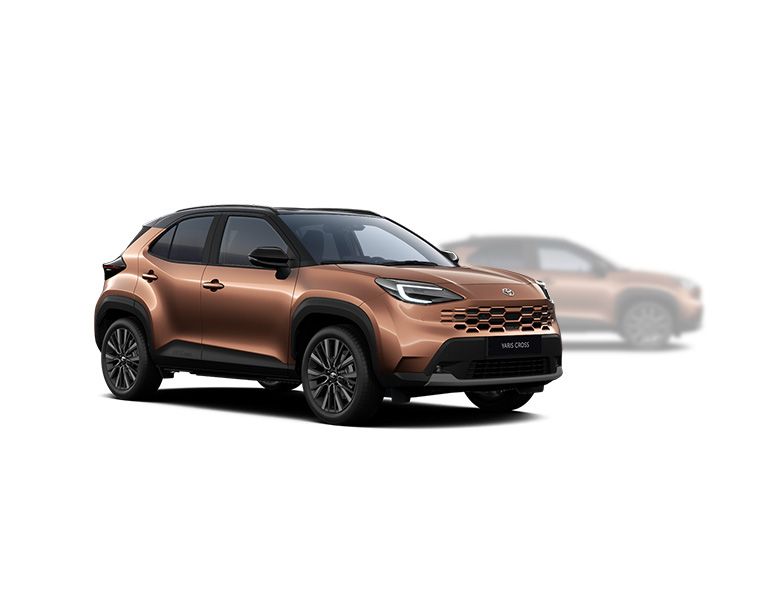 Kupferbrauner Toyota Yaris Cross steht diagonal zur Kamera, im Hintergrund ist unscharf ein kupferbrauner Toyota Yaris Cross zu erkennen